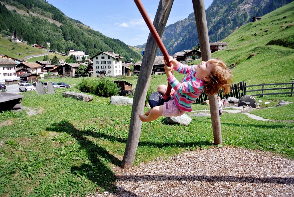 Spielplatz direkt hinter dem Haus, für Kinder in Vals ein Vergnügen