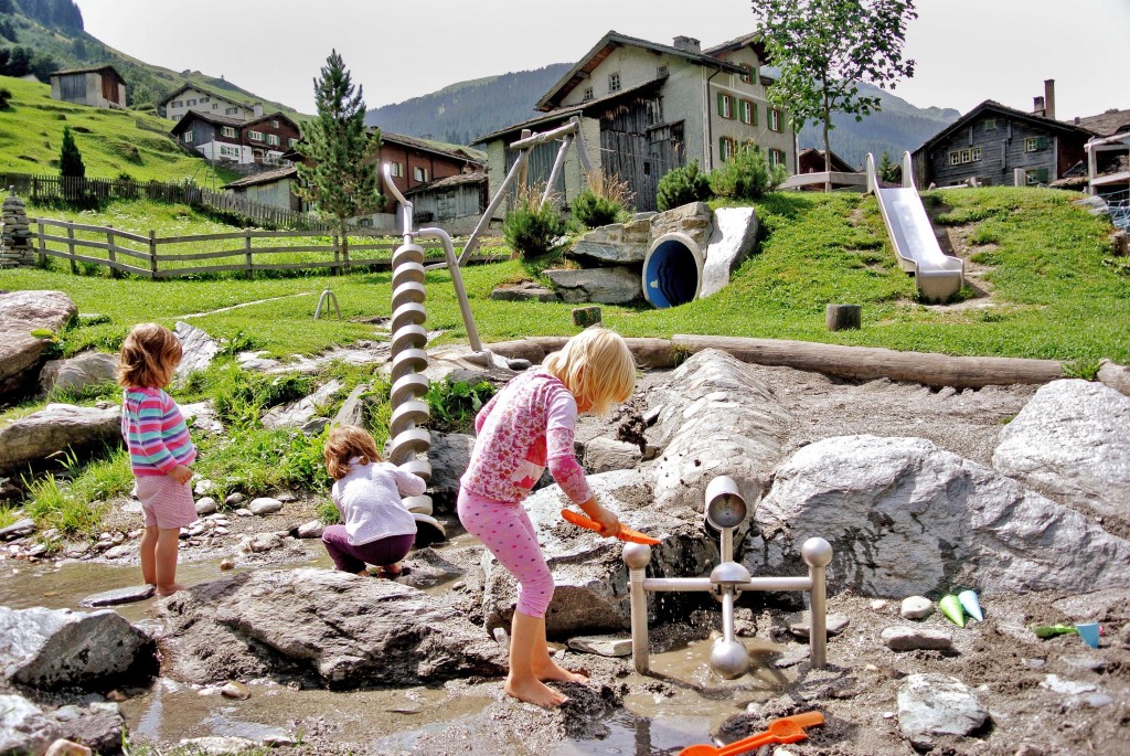 Spielplatz im Dorf Vals