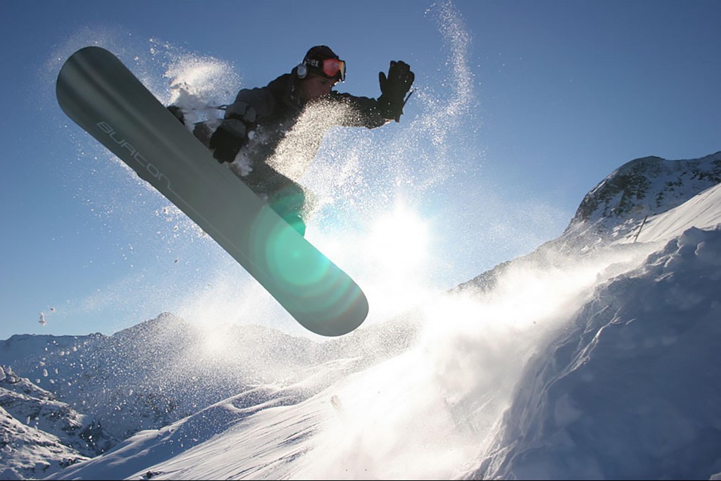 Snowboarder auf den Pisten des Skigebiets Vals