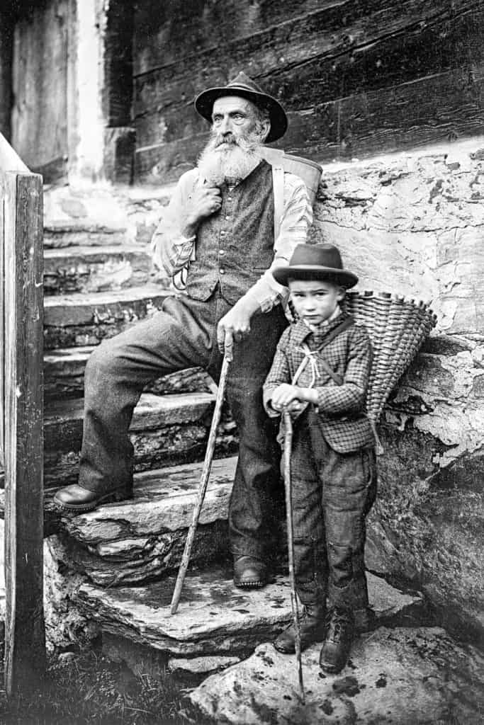 Alter Mann und junger Knabe mit Kratten