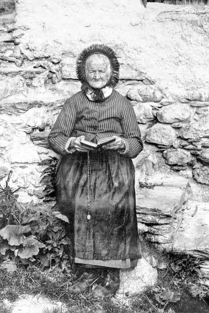 Alte Frau mit Buch, Aufnahme von Rudolf Zinggeler 1911