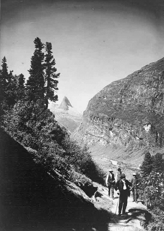 Wanderer oberhalb von Zervreila 1911 mit dem Zervreilahorn im Hintergrund und Föhren