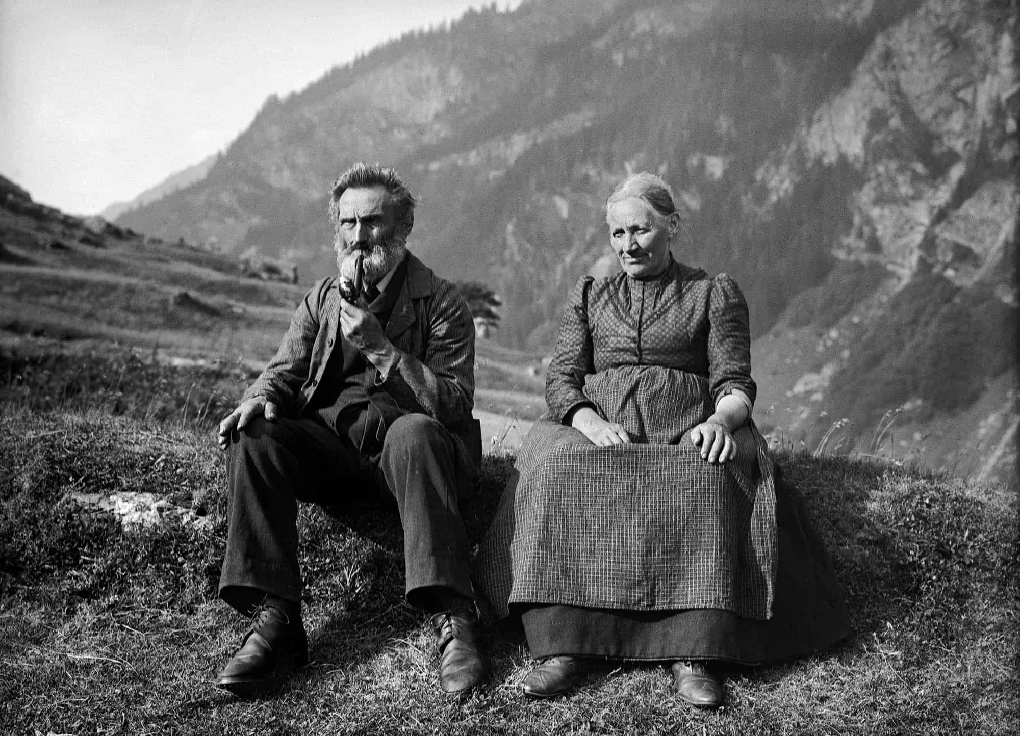 Älteres Ehepaar in Vals, der Mann raucht Tobak-Pfeife, Rudolf Zinggeler 1911